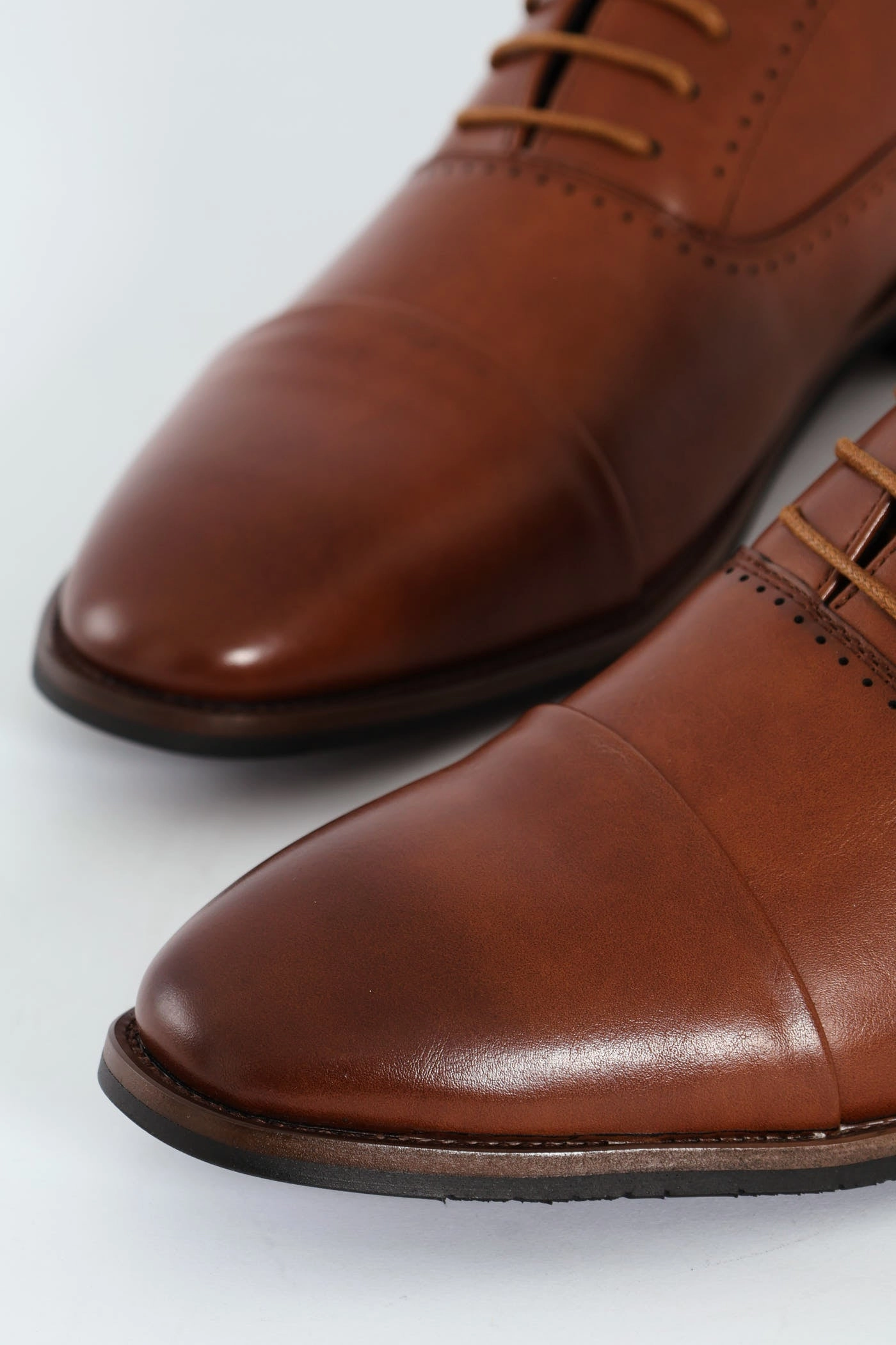 Lace Up Oxford With Toe Cap - Tan